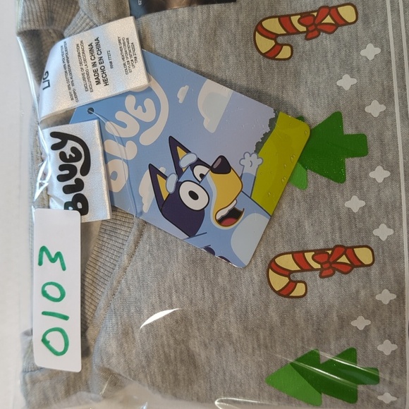 BLUEY Gray Merry Christmas Crewneck Sweat SHIRT...... AMAZING!!! - Picture 11 of 11